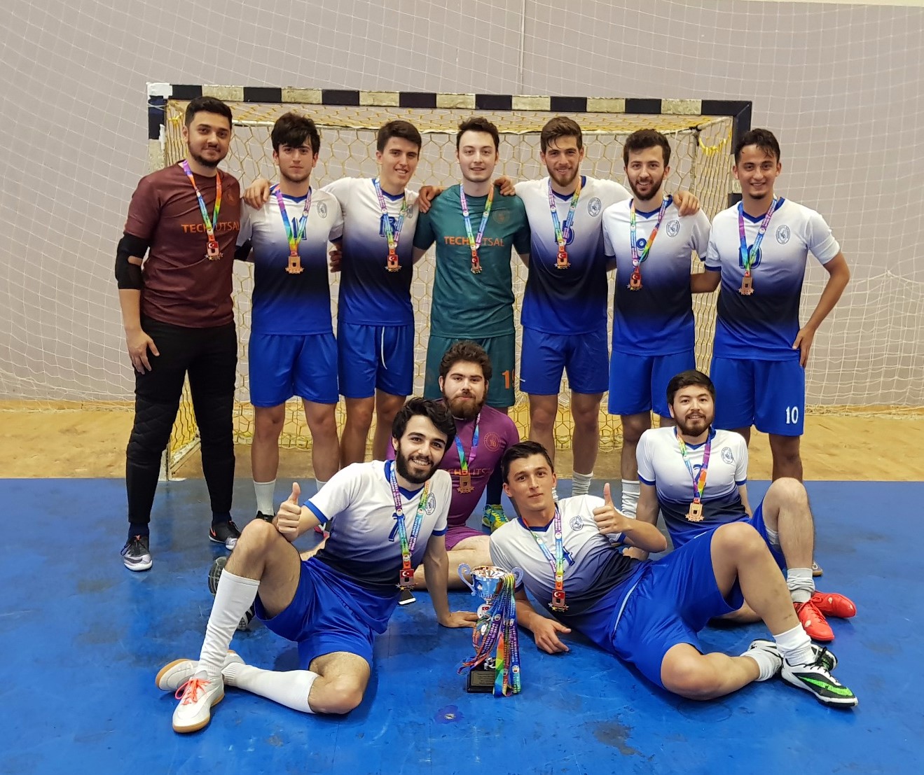 futsal takımı madalyalı
